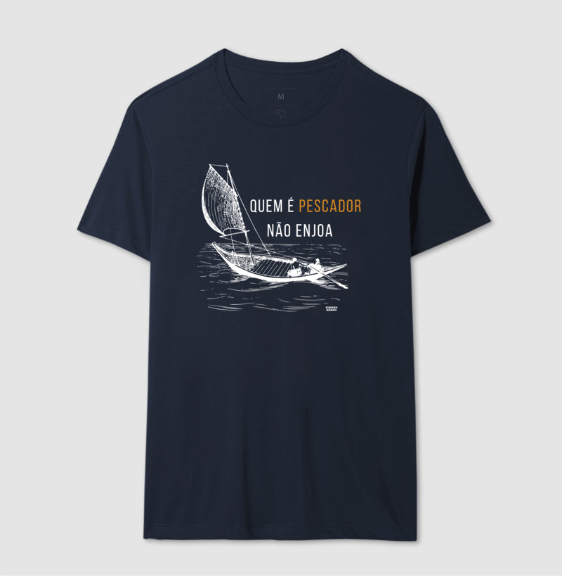 Camiseta QUEM É PESCADOR NÃO ENJOA
