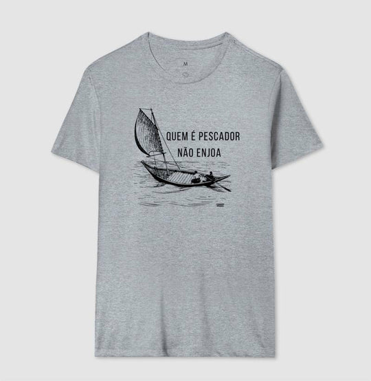 Camiseta QUEM É PESCADOR NÃO ENJOA