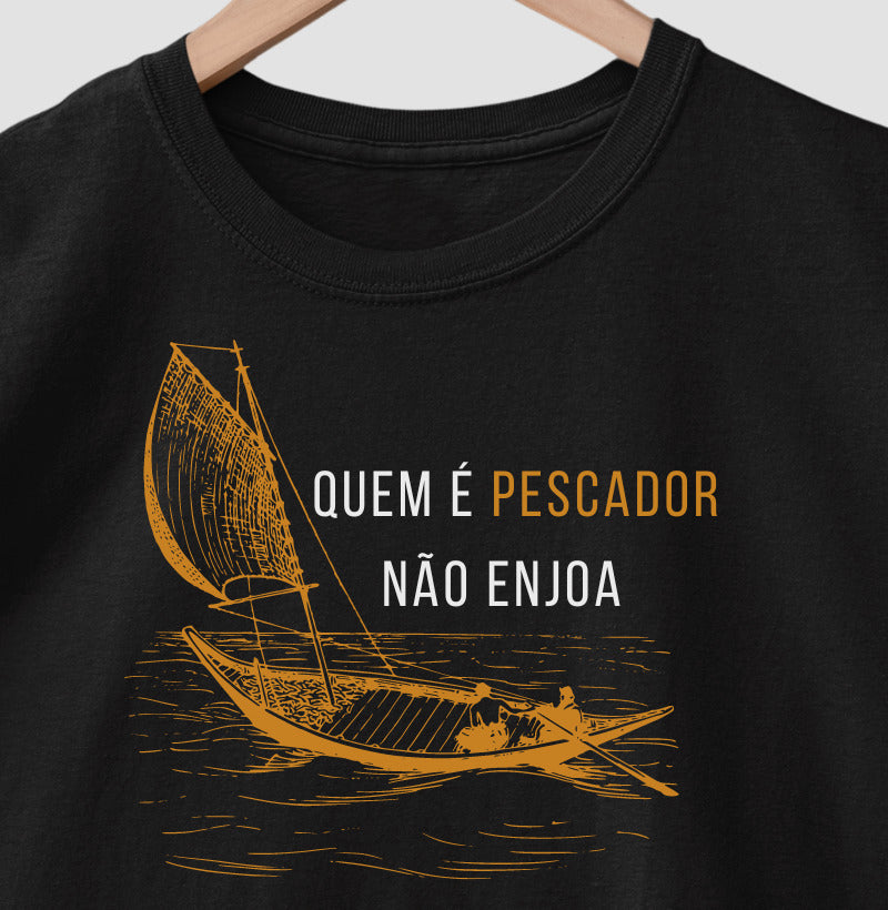 Camiseta QUEM É PESCADOR NÃO ENJOA