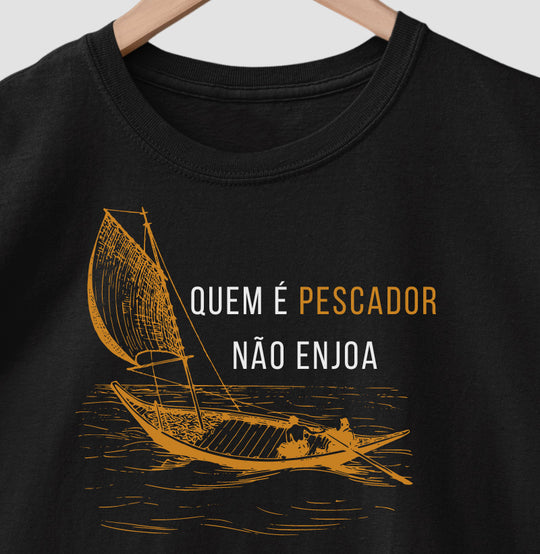 Camiseta QUEM É PESCADOR NÃO ENJOA