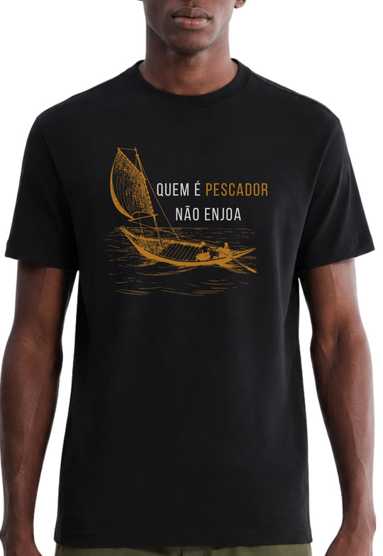 Camiseta QUEM É PESCADOR NÃO ENJOA
