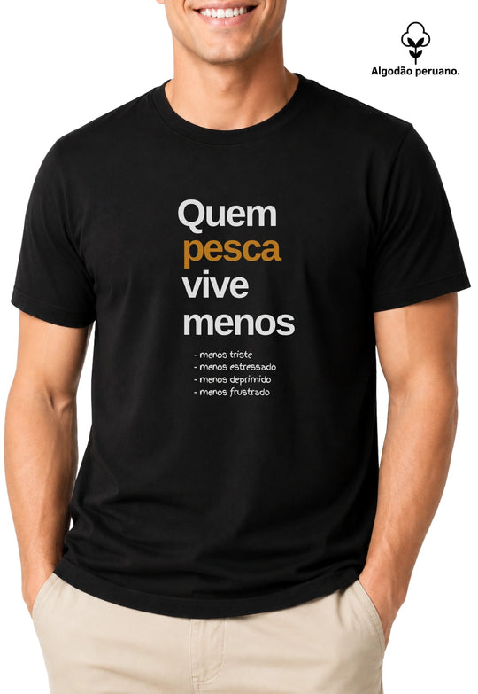 Camiseta Premium QUEM PESCA VIVE MENOS